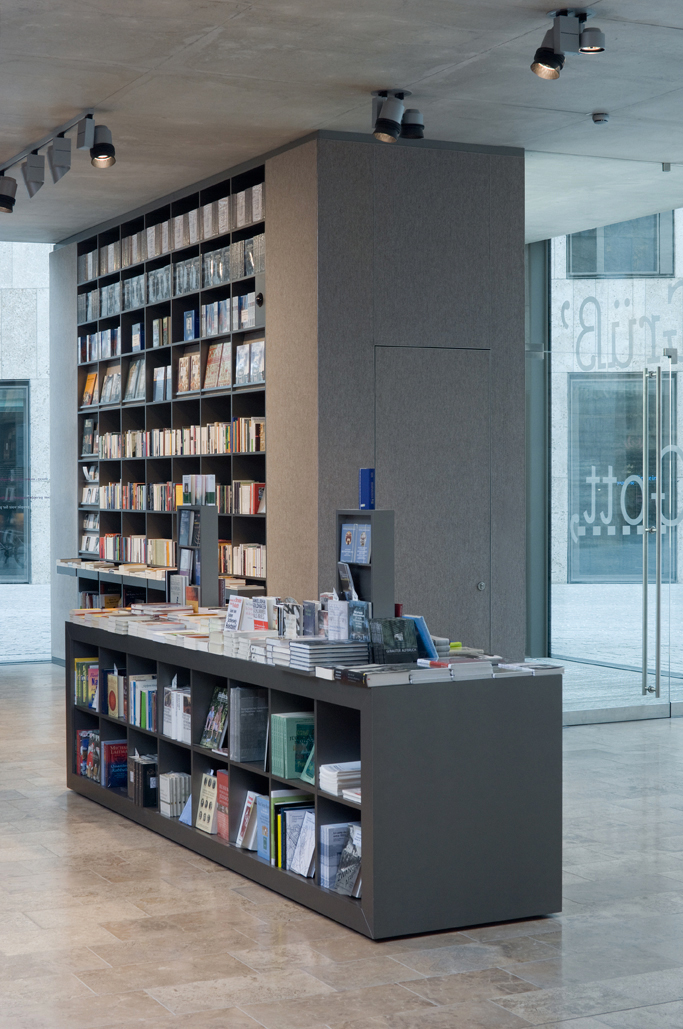 Büchertisch, Bücherregal und Wandverkleidung