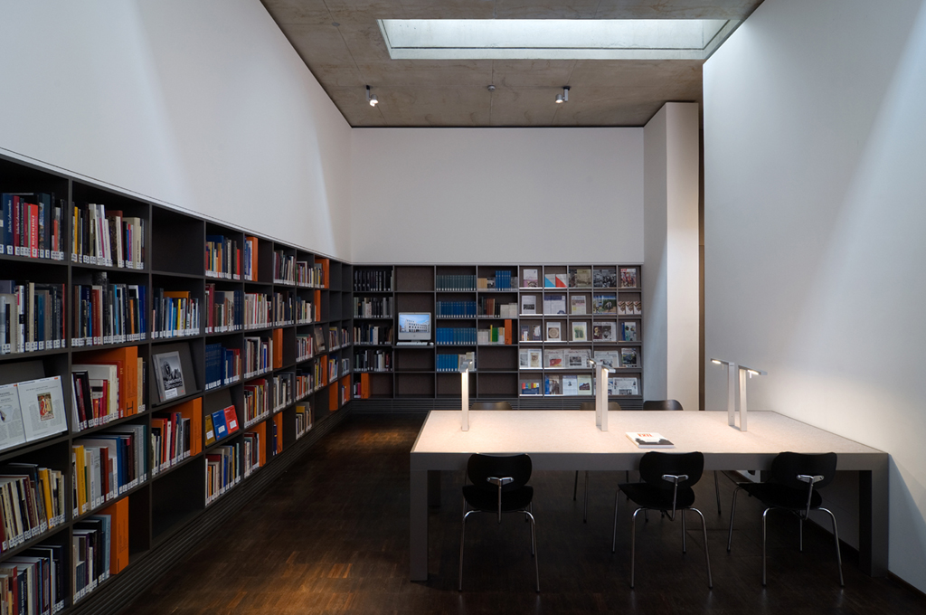 Bibliotheksregal und Lesetisch