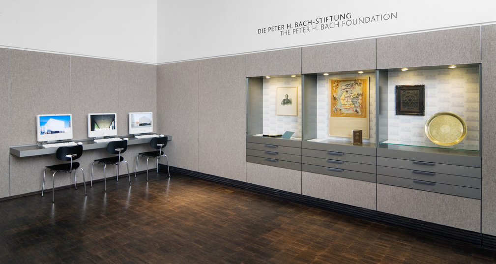 Vitrine, Wandverkleidung mit Naturfilz