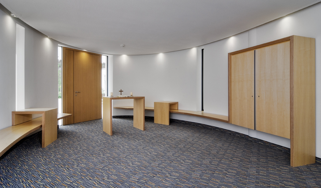 Andachtsraum in Birke Multiplex Esche furniert