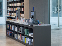 Büchertisch, Bücherregal und Wandverkleidung