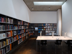 Bibliotheksregal und Lesetisch