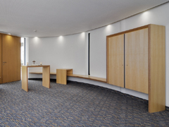 Andachtsraum in Birke Multiplex Esche furniert